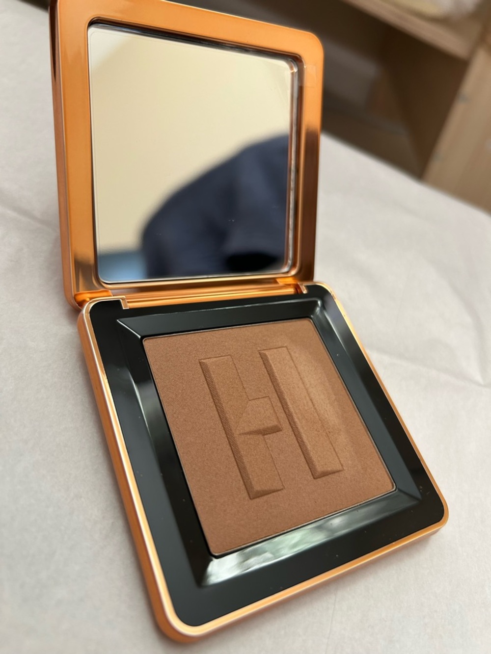 Haus Labs Power Sculpt Velvet Bronzer - Light Level 3 - Picture 3 of 6